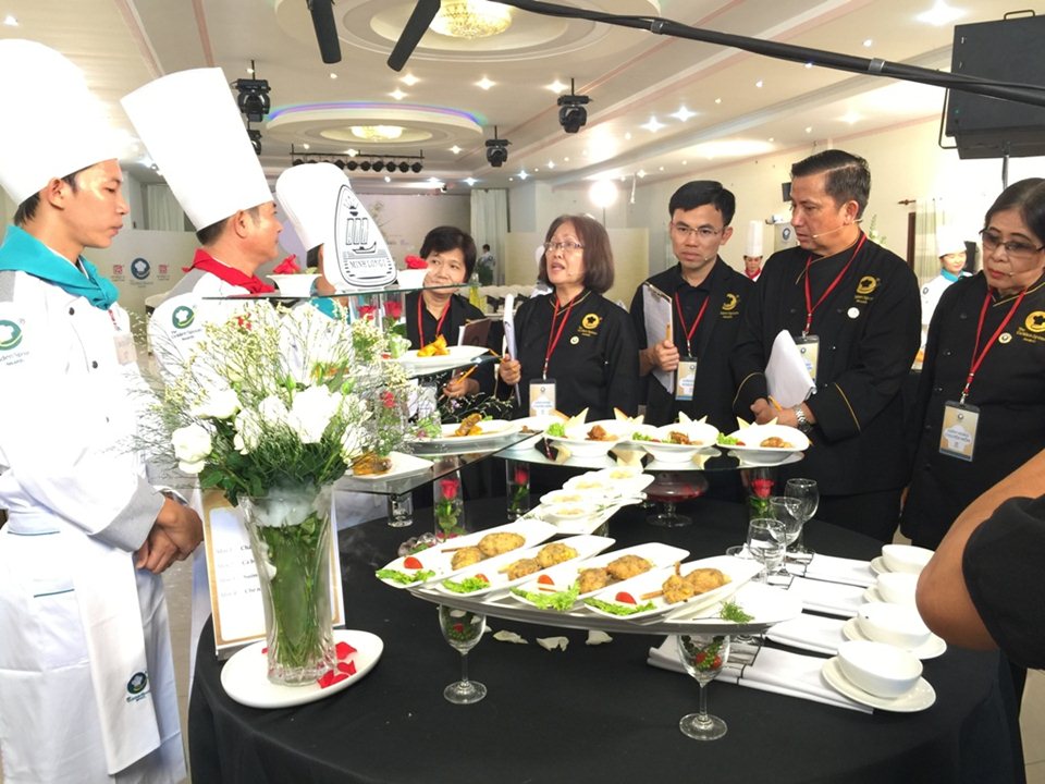 Ban giám khảo của Chiếc thìa vàng là những đầu bếp danh tiếng. Cuộc thi năm nay được chuyên nghiệp hóa từ đồng phục ban giám khảo đến không gian bếp.